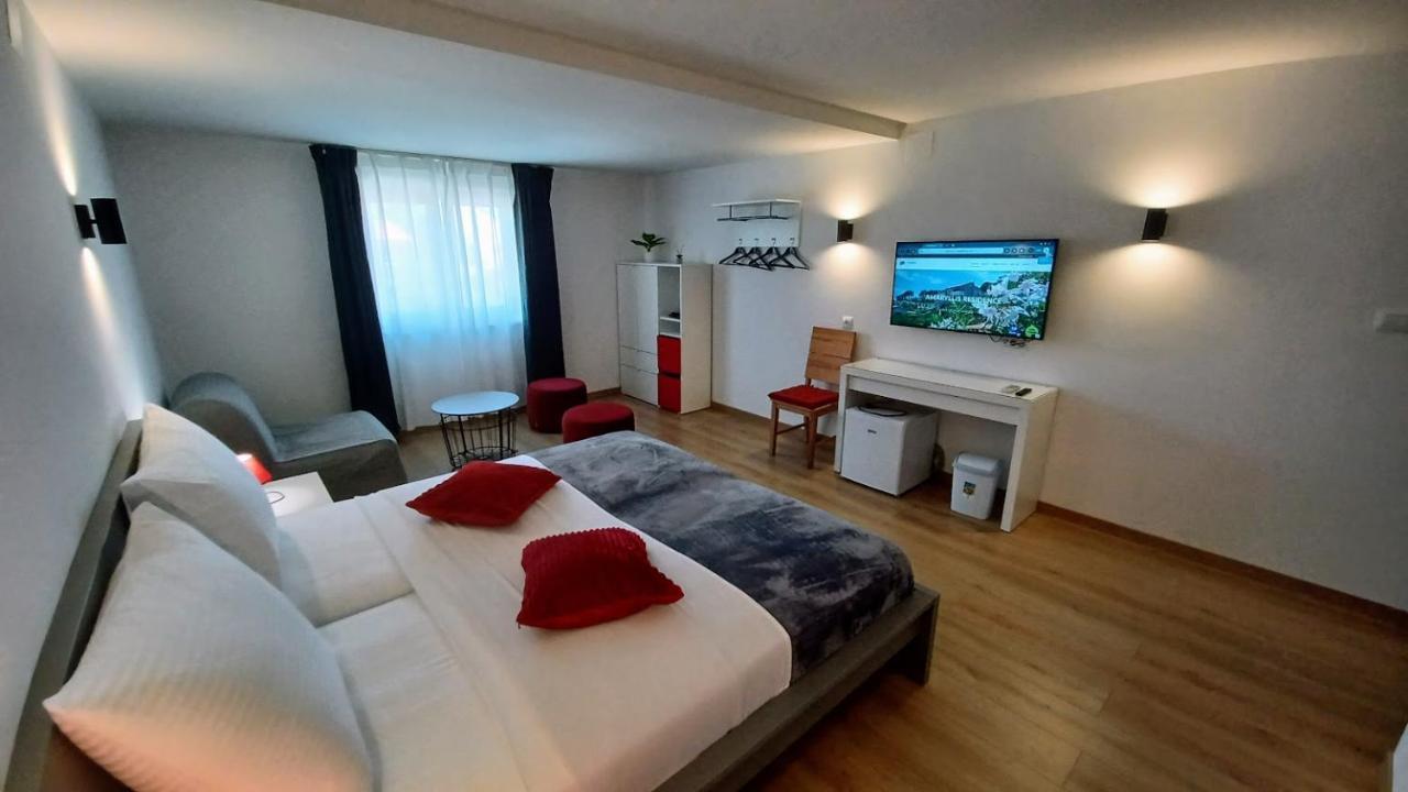 וולי לוסיניי Amaryllis Residence, Apartment Diana & Deluxe Rooms With Shared Kitchen מראה חיצוני תמונה